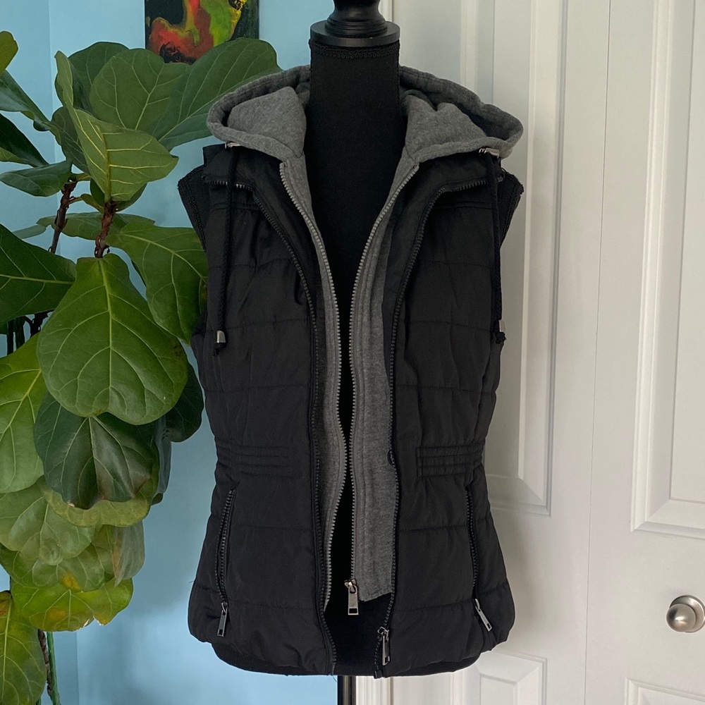 Y2K Maralyn & Me Medium Black Puffer Vest with Gray Hooded Lining With Pockets